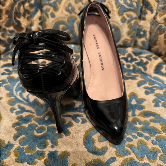Beautiful patent  leather Chinese laundry, high heels with corset lacing details - Picture 3 of 4